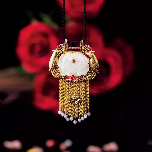 绮罗惊翡翠,暗粉妒芙蓉.
