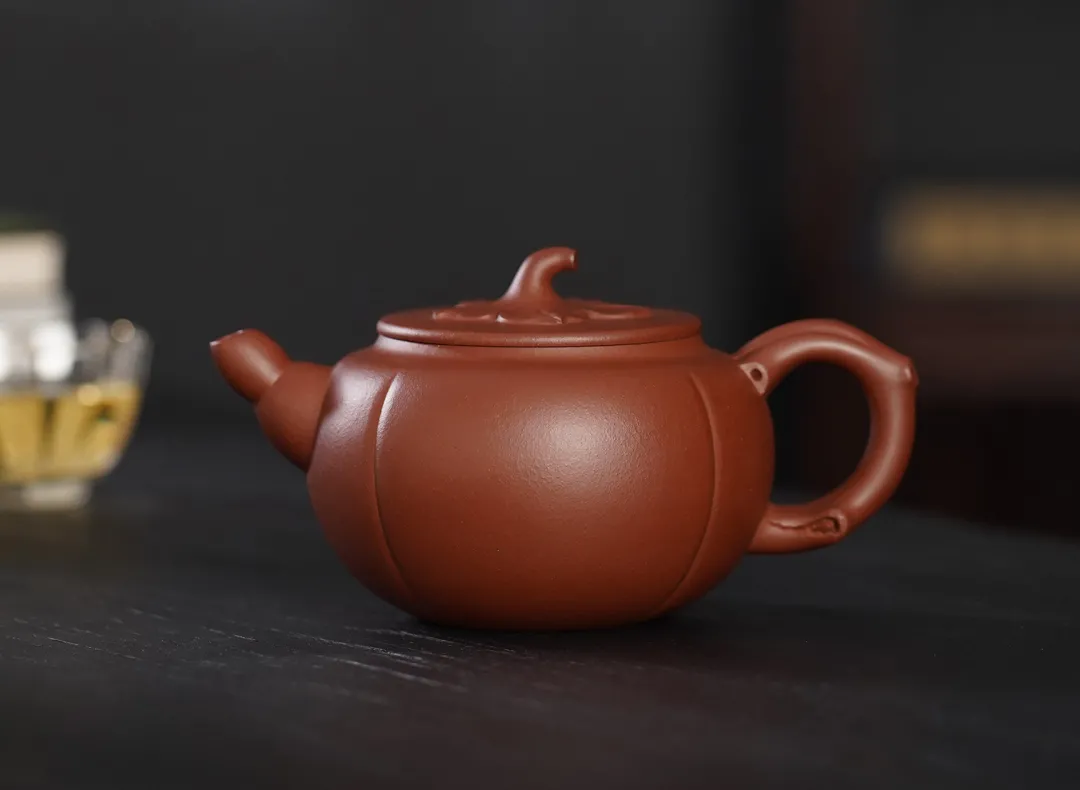 日本に 【聚寶齋*紫砂手工彫 紫砂壺*飛鴻壺】茶壺 茶道具 中国古美術