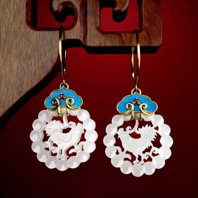 80g/尺寸约25x20x4mm附:国检鉴定证书rmb:无底价明清工艺的和田玉花片